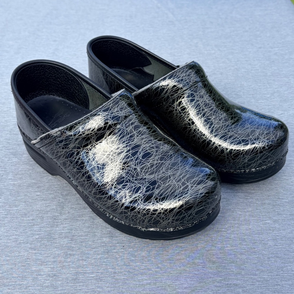 Dansko Professional Clogs Black Silver Scribble Patent Leather Mules Womens 38